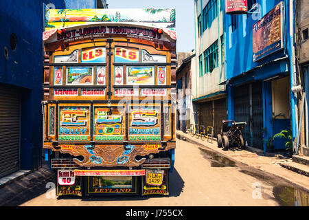 Bunt geschmückten LKWs wie dieser Leyland sind häufig in Sri Lanka. Stockfoto