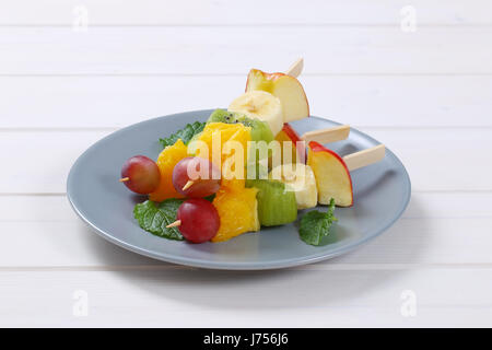 frisches Obst-Spieße auf graue Platte Stockfoto