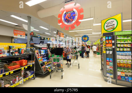 Kunden Schlange stehen sich am Check-out bei Woolworths, Kiama, New-South.Wales, NSW, Australien Stockfoto