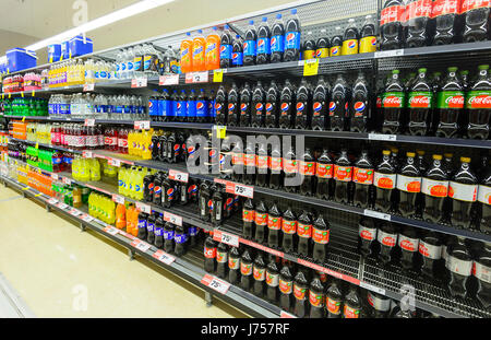 Regalen gestapelt mit alkoholfreien Getränken bei Woolworths, Kiama, New-South.Wales, NSW, Australien Stockfoto