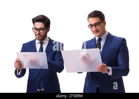 Zwei Geschäftsleute mit virtuellen Tabletten isoliert auf weiss Stockfoto