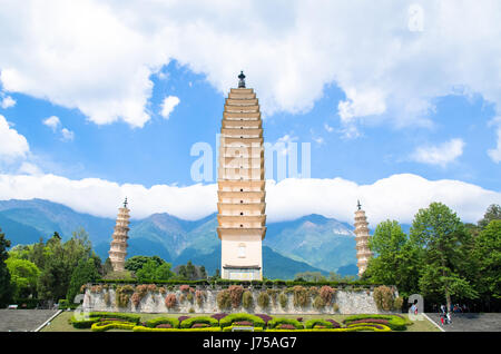 Dali, China - April 20,2017: Die drei Pagoden des Chongsheng Tempel in der Nähe von Dali Altstadt, Provinz Yunnan, China. Stockfoto