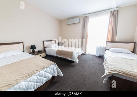 Dreibettzimmer im modernen hotel Stockfoto