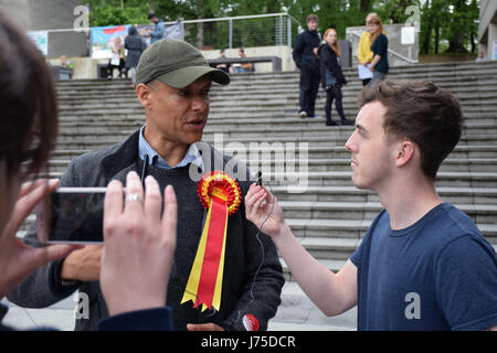 Clive Lewis MP, University of East Anglia-Studenten, die an der Universität Entscheidung, den muslimischen Gebetsraum protestieren befragt, Stockfoto