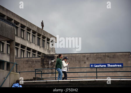 Neu installierte Antony Gormley Statue auf der Bibliothek der University of East Anglia. Mai 2017 UK Stockfoto