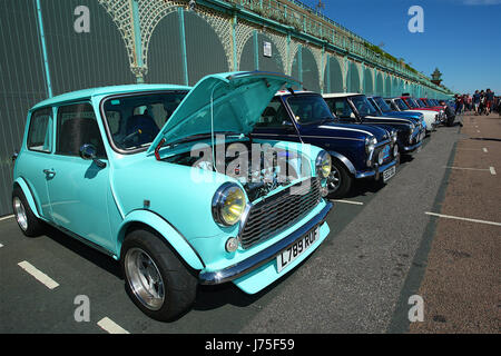 Mini Auto London Brighton Ereignis, wo Tausende von Mini-Autos Reisen, bilden Crystal Palace zu stören fahren auf Brighton Beach Stockfoto