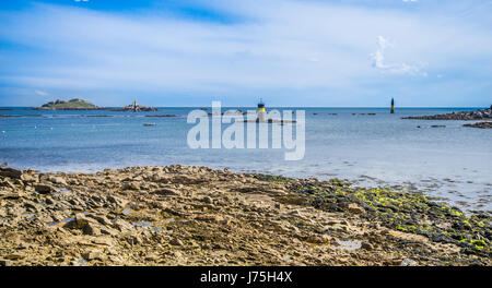 Frankreich, Bretagne, Finistére Abteilung, Roscoff, Pointe de Bloscon, Meer Mark Leuchtfeuer markieren Sie den Eintrag zum Vieux Port, den alten Hafen von Roscoff Stockfoto