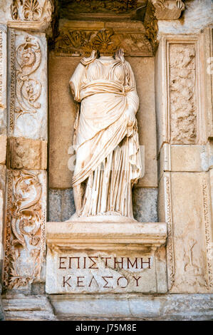 Statue vor der Celsusbibliothek, Ephesus, Türkei Stockfoto