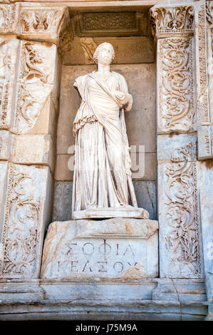 Statue von Sophia (Weisheit) vor der Celsusbibliothek, Ephesus, Türkei Stockfoto