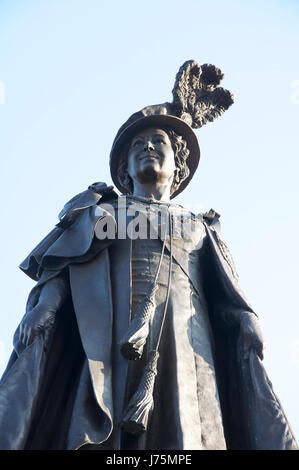 Eine Bronzestatue von Elizabeth, die Königinmutter des Bildhauers Philip Jackson wurde am 27. Oktober 2016 in Verkehrssysteme, Dorchester, Dorset, England vorgestellt. Stockfoto