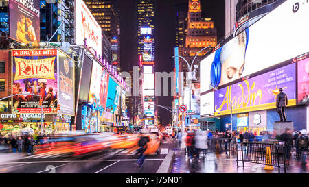 Times Square in New York City bei Nacht. Stockfoto