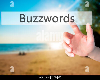 Schlagworte - Hand drücken einer Taste auf unscharfen Hintergrund Konzept. Wirtschaft, Technologie, Internet-Konzept. Stock Foto Stockfoto