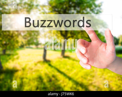 Schlagworte - Hand drücken einer Taste auf unscharfen Hintergrund Konzept. Wirtschaft, Technologie, Internet-Konzept. Stock Foto Stockfoto