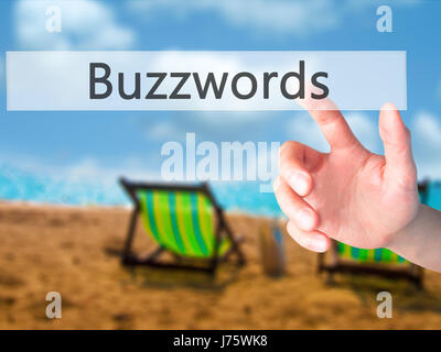 Schlagworte - Hand drücken einer Taste auf unscharfen Hintergrund Konzept. Wirtschaft, Technologie, Internet-Konzept. Stock Foto Stockfoto