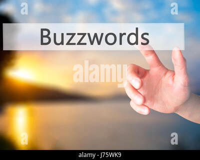 Schlagworte - Hand drücken einer Taste auf unscharfen Hintergrund Konzept. Wirtschaft, Technologie, Internet-Konzept. Stock Foto Stockfoto