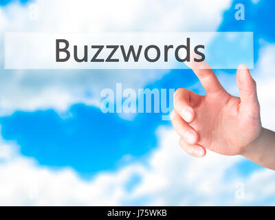 Schlagworte - Hand drücken einer Taste auf unscharfen Hintergrund Konzept. Wirtschaft, Technologie, Internet-Konzept. Stock Foto Stockfoto