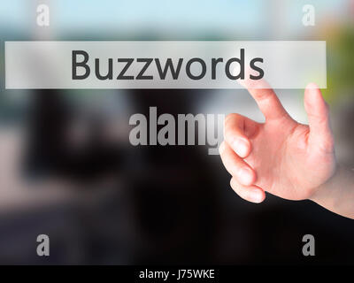 Schlagworte - Hand drücken einer Taste auf unscharfen Hintergrund Konzept. Wirtschaft, Technologie, Internet-Konzept. Stock Foto Stockfoto