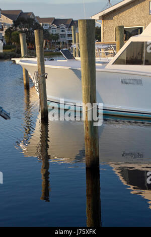 Carolina Beach, North Carolina, USA - 27. Oktober 2016: Ein ruhiger Hafen mit einem angedockten Boot auf späten Herbstnachmittag in Carolina Beach, NC Stockfoto