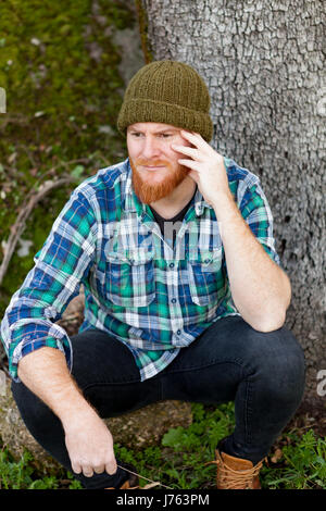 Nachdenklich Mann mit roten Haaren in th Wald Stockfoto