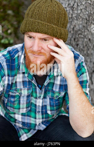 Nachdenklich Mann mit roten Haaren in th Wald Stockfoto