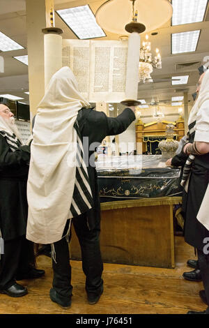 Nach einer Lesung während der Morgen-Gottesdienste in der Synagoge in Crown Heights, Brooklyn, New York ist eine Tora aufgehoben. Stockfoto