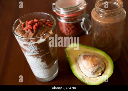 Kakao- und Avocado Smoothie mit Chia und goji Stockfoto