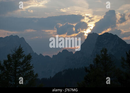 Sonnenuntergang über hohe Kalkstein Alpen. Nationalpark Gesäuse, Steiermark, Österreich. Stockfoto