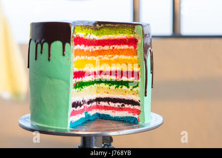 Bunte Regenbogen Kuchen auf einem Ständer Stockfoto