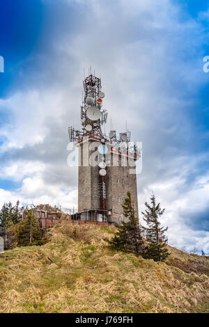 Fernmeldeturm mit Satellitenschüsseln und Radio-Antennen auf Postavaru Gipfel, Poiana Brasov, Rumänien. Stockfoto