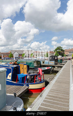 Schmale Boote in der Marina in Bath, Warwickshire Stockfoto