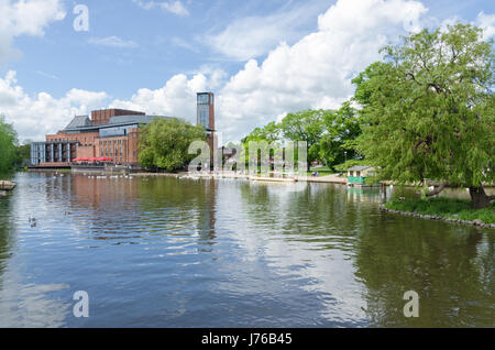 Royal Shakespeare Theatre neben dem Fluss Avon in Stratford Warwickshire Stockfoto