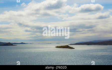 Blick von der Klippe Arduaine Garden und Sicht über Loch Melfort, Sound of Jura auf der Insel Eilean Creagagh, Argyll & Bute, Schottland. Stockfoto