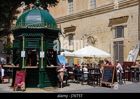 Straßencafé in einem kleinen Quadrat entlang der Republic Street aka Triq Ir Repubblika, Valletta, Malta, Europa. Stockfoto