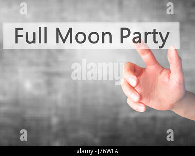 Full Moon Party - Hand drücken einer Taste auf unscharfen Hintergrund Konzept. Wirtschaft, Technologie, Internet-Konzept. Stock Foto Stockfoto