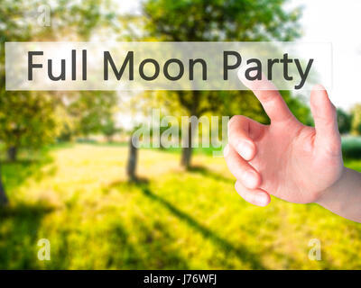 Full Moon Party - Hand drücken einer Taste auf unscharfen Hintergrund Konzept. Wirtschaft, Technologie, Internet-Konzept. Stock Foto Stockfoto