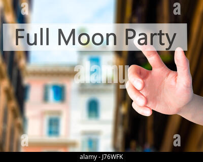 Full Moon Party - Hand drücken einer Taste auf unscharfen Hintergrund Konzept. Wirtschaft, Technologie, Internet-Konzept. Stock Foto Stockfoto