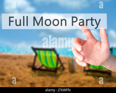 Full Moon Party - Hand drücken einer Taste auf unscharfen Hintergrund Konzept. Wirtschaft, Technologie, Internet-Konzept. Stock Foto Stockfoto