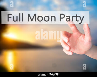 Full Moon Party - Hand drücken einer Taste auf unscharfen Hintergrund Konzept. Wirtschaft, Technologie, Internet-Konzept. Stock Foto Stockfoto