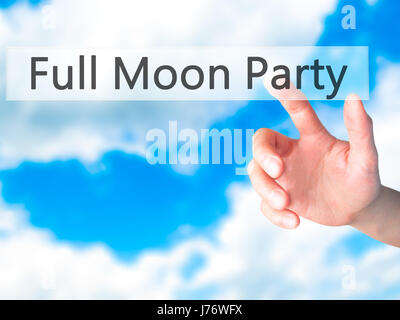 Full Moon Party - Hand drücken einer Taste auf unscharfen Hintergrund Konzept. Wirtschaft, Technologie, Internet-Konzept. Stock Foto Stockfoto