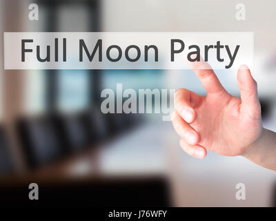 Full Moon Party - Hand drücken einer Taste auf unscharfen Hintergrund Konzept. Wirtschaft, Technologie, Internet-Konzept. Stock Foto Stockfoto