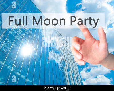 Full Moon Party - Hand drücken einer Taste auf unscharfen Hintergrund Konzept. Wirtschaft, Technologie, Internet-Konzept. Stock Foto Stockfoto