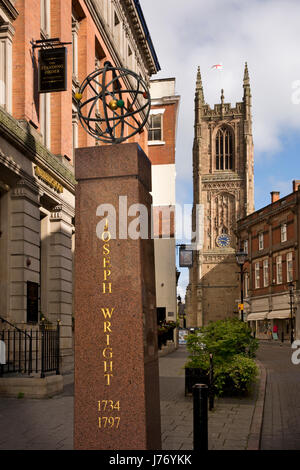 Großbritannien, England, Derbyshire, Derby, Eisernes Tor, Künstler Joseph Wright Denkmal außerhalb Dauerauftrag Wetherspoons Pub im ehemaligen Bankgebäude Stockfoto