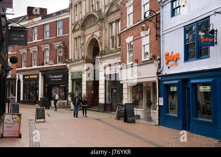 Großbritannien, England, Derbyshire, Derby, Shopper am Eingang zum Strand Arcade Stockfoto