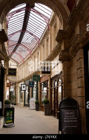 Großbritannien, England, Derbyshire, Derby, The Strand, Shopper in Strand Arcade, entworfen von John Story der 1870er Jahre Londoner Burlington Arcade Rivalen Stockfoto