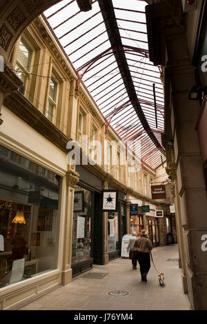 Großbritannien, England, Derbyshire, Derby, The Strand, Shopper in Strand Arcade, entworfen von John Story der 1870er Jahre Londoner Burlington Arcade Rivalen Stockfoto