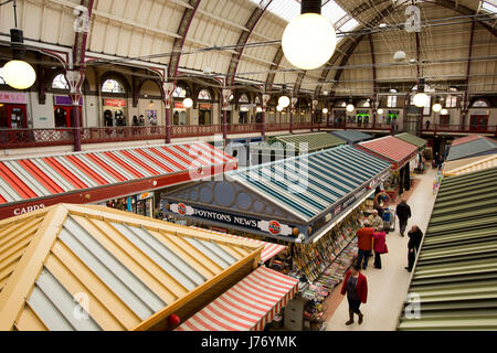 Großbritannien, England, Derbyshire, Derby, Albert Street, 1864 Markthalle Interieur, Stände unter Eisen gewölbten Dach Stockfoto