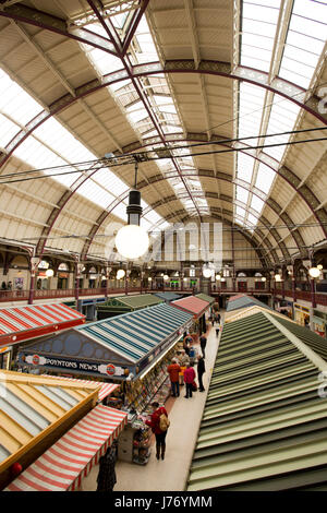 Großbritannien, England, Derbyshire, Derby, Albert Street, 1864 Markthalle Interieur, Stände unter Eisen gewölbten Dach Stockfoto