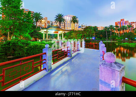 Traditionelle Brücke und See in Zhongshan-Park in der Nacht Stockfoto