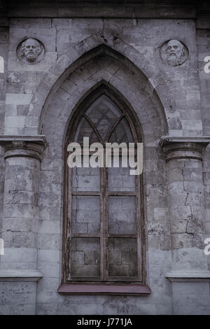 Alte gotische Lancet Fenster mit Steinen ummauerten Stockfoto