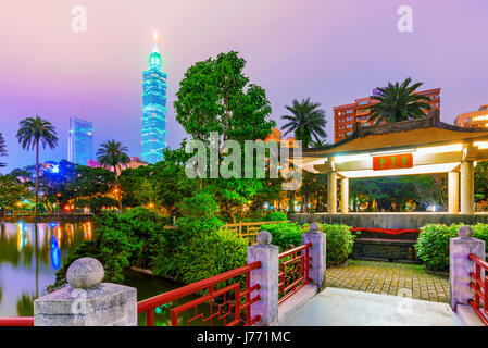 Taipeh, TAIWAN - APRIL 20: Dies ist eine Ansicht eines traditionellen Stil Pavillons mit dem Taipei 101 Gebäude im Hintergrund nachts im Zhongshan-Park auf Stockfoto